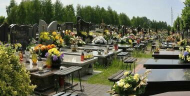 Байки из склепа: почему сегодня опасно посещать кладбище на своей машине