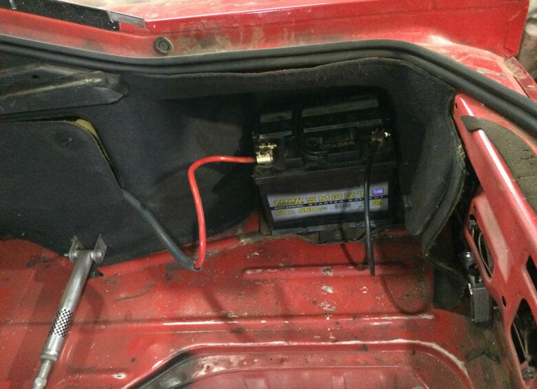 Изображение Как ушлые автовладельцы продлевают жизнь аккумулятору, переставляя его в багажник