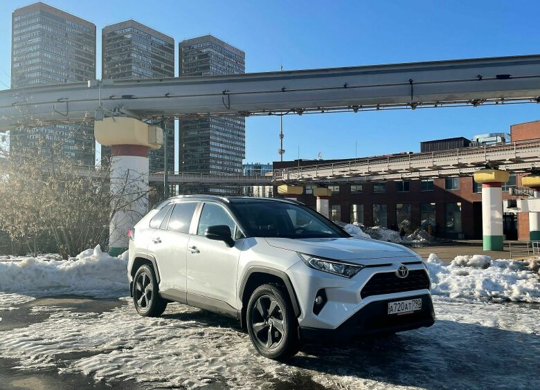 Изображение Секреты обольщения: женский тест-драйв кроссовера Toyota RAV4