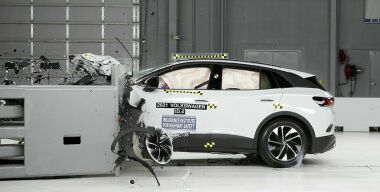 Названы самые безопасные автомобили 2022 года