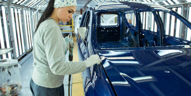 АВТОВАЗ никого не уволит, но платить будет меньше