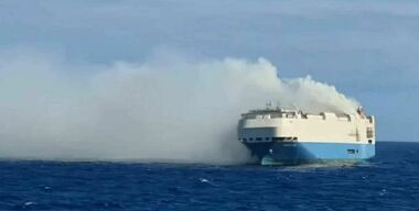 В Атлантике несколько дней полыхает судно-автовоз, перевозившее 4000 элитных машин