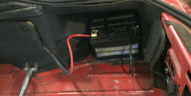 Как ушлые автовладельцы продлевают жизнь аккумулятору, переставляя его в багажник