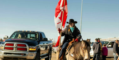 Грузовики «Конвоя свободы» получили поддержку кавалерии всего мира