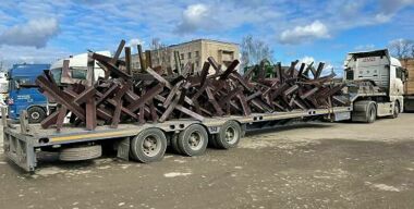 Украинский производитель прицепов начал выпуск противотанковых ежей