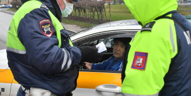 Россияне выступают против таксистов-мигрантов