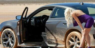 Фото: carstuckgirls