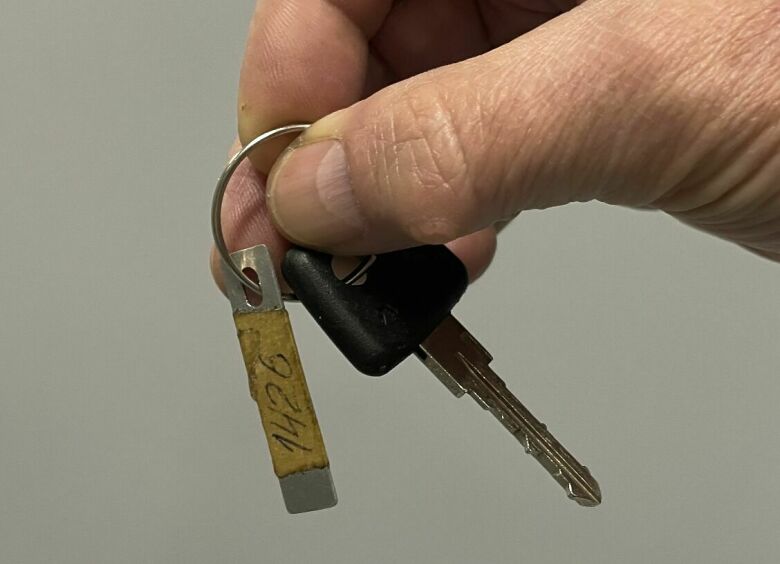 Изображение Почему нельзя выбрасывать бирку с номером, висящую на ключах новой машины