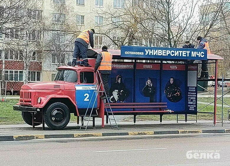 Изображение Из старого пожарного ЗиЛа сделали необычную автобусную остановку