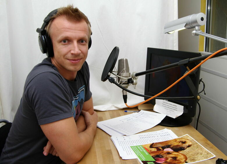 Изображение «Никакого автопилота»: теле-радиоведущий Антон Комолов поздравил «АвтоВзгляд» с первым юбилеем