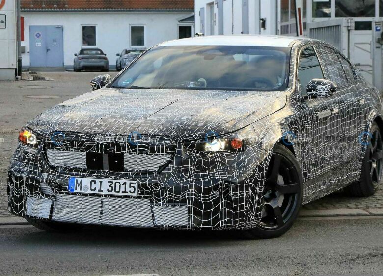 Изображение Баварцы выкатили на тест новую версию BMW M5