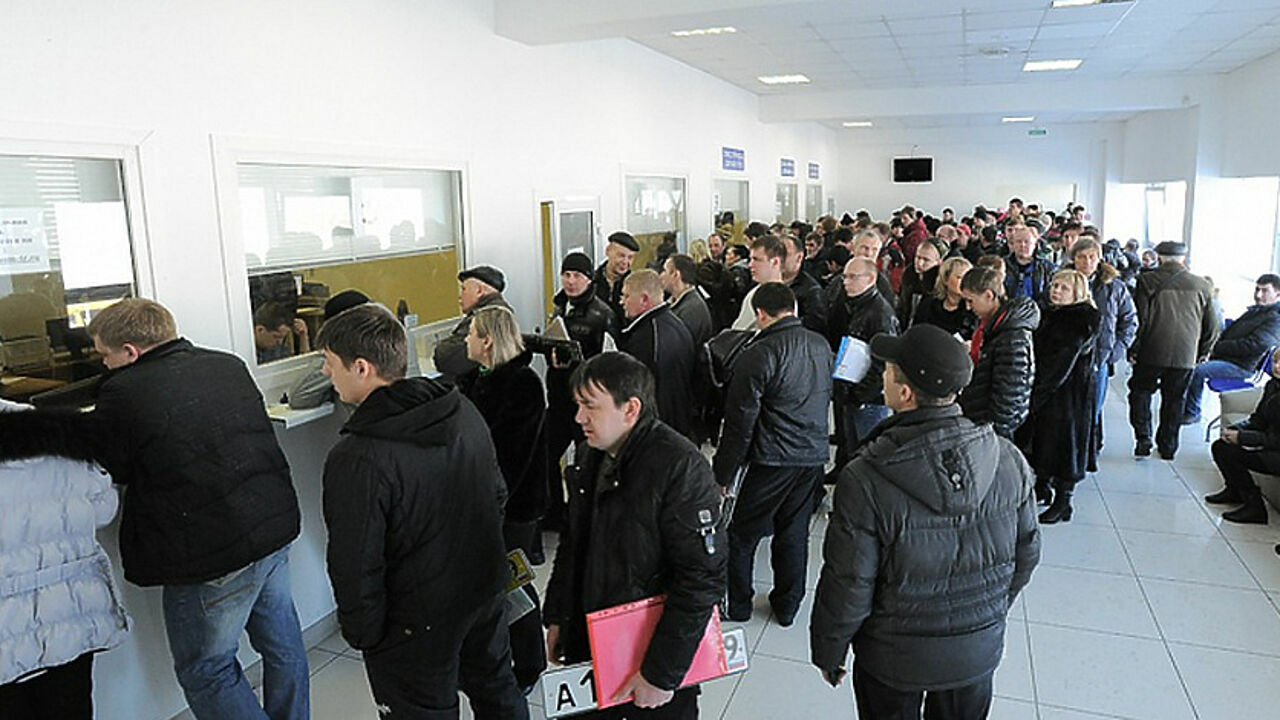 очередь в гибдд. кандалакша живая очередь в гаи. очередь в автосалон. очередь в гибдд на регистрацию авто.