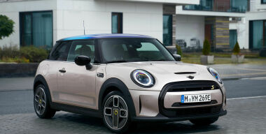 В России открыли прием заявок на электрический MINI Cooper SE