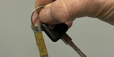 Почему нельзя выбрасывать бирку с номером, висящую на ключах новой машины