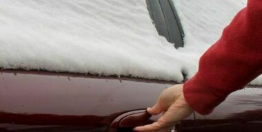 Почему зимой в автомобиле примерзают двери и как с этим бороться