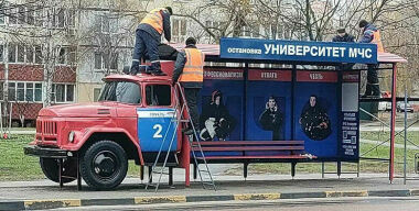 Из старого пожарного ЗиЛа сделали необычную автобусную остановку