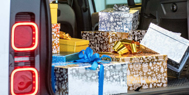 Как Jaguar Land Rover помогает российским детям и людям преклонного возраста