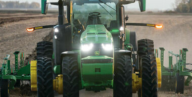 John Deere представил трактор, которому больше не нужен тракторист
