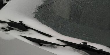 Как без скребка быстро справиться с наледью на стеклах авто