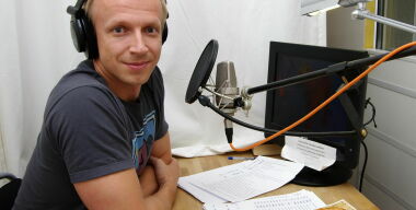 «Никакого автопилота»: теле-радиоведущий Антон Комолов поздравил «АвтоВзгляд» с первым юбилеем