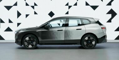 BMW показала технологию мгновенной смены цвета кузова