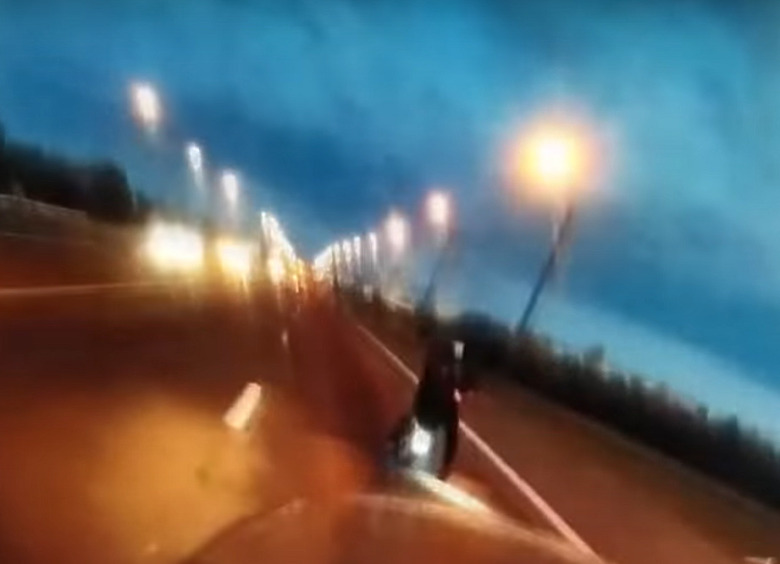Изображение Грузовик сбил самокатчика, котороый ругался с мотоциклистом