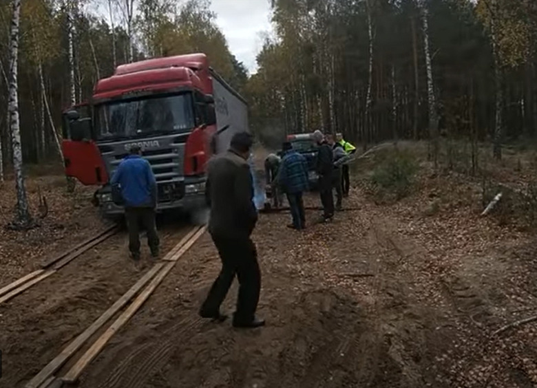 Изображение Грибники нашли посреди леса застрявшего дальнобойщика