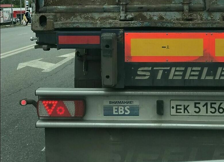 Изображение Язык дальнобоев: что означает табличка «Внимание EBS» на грузовиках