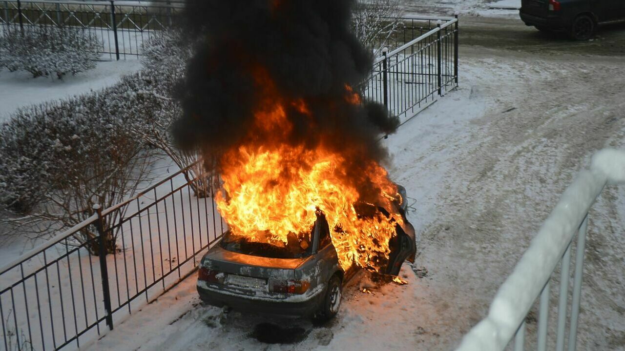 Возгорание автомобиля причины. Действия при пожаре в автомобиле. Памятка при возгорании автомобиля. Загорелась машина причины. Сгорел автомобиль в архангельске.