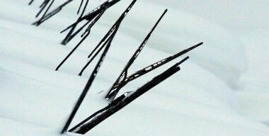 Почему нельзя надолго оставлять автомобиль с поднятыми «дворниками» в мороз