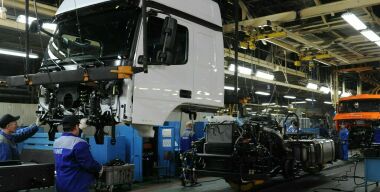 На российских автозаводах начались первые «репрессии» против непривитых работников