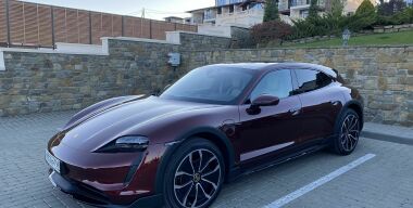 В России стартовали «живые» продажи нового Porsche Taycan Cross Turismo