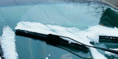 Как в сильный снегопад защитить «дворники» от обмерзания на ходу