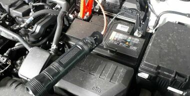 Как «карманным фонарем» завести машину с севшим аккумулятором