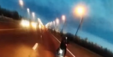 Грузовик сбил самокатчика, котороый ругался с мотоциклистом