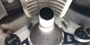 Почему многие водители начали вырезать катализаторы на новых автомобилях