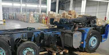 Мужчина, чтобы провезти грузовик через границу, распилил его пополам