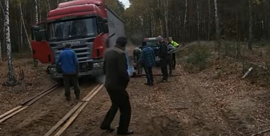 Грибники нашли посреди леса застрявшего дальнобойщика