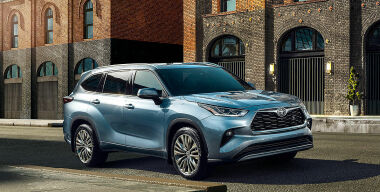 Toyota представила в России обновленный Highlander: известны цены и комплектации