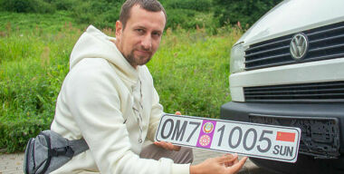 В Белоруссии начали выдавать номера с гербом и флагом СССР