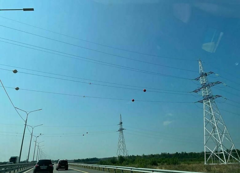 Изображение Зачем на высоковольтные провода над дорогами вешают красные и белые шары
