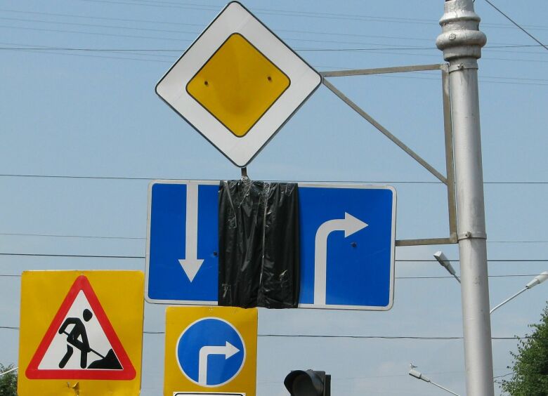 Изображение Как ГИБДД штрафует водителей, пользуясь зачехленными дорожными знаками