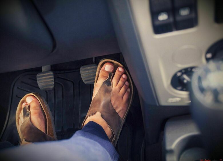 Изображение Как бороться с запахом потных ног в салоне автомобиля