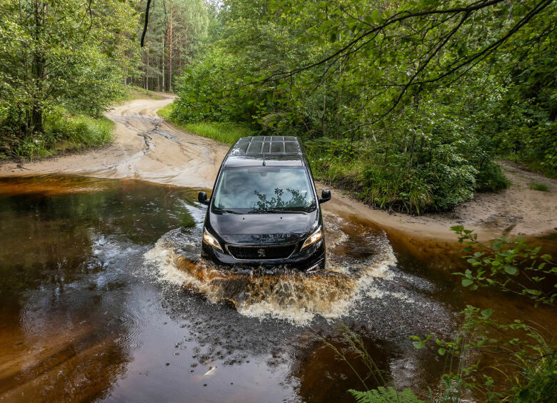 Изображение Делай грязь: тест-драйв внедорожника-минивэна Peugeot Traveller с полным приводом