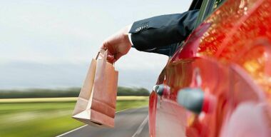 Камеры начнут штрафовать автовладельцев за выброшенный из машины мусор