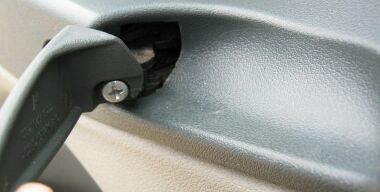 Почему на ходу гремят двери машины и как это вылечить за копейки