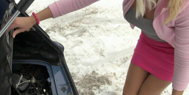 Фото: carstuckgirls