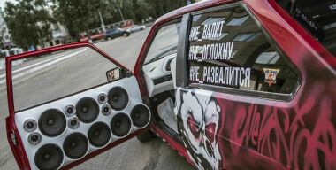 Почему громкая музыка в машине может стать причиной эвакуации