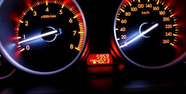 Россияне рассказали, при каком пробеге «скидывают» подержанные авто