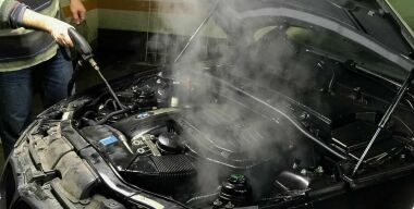 Как не убить мотор машины, убирая подтеки масла на двигателе